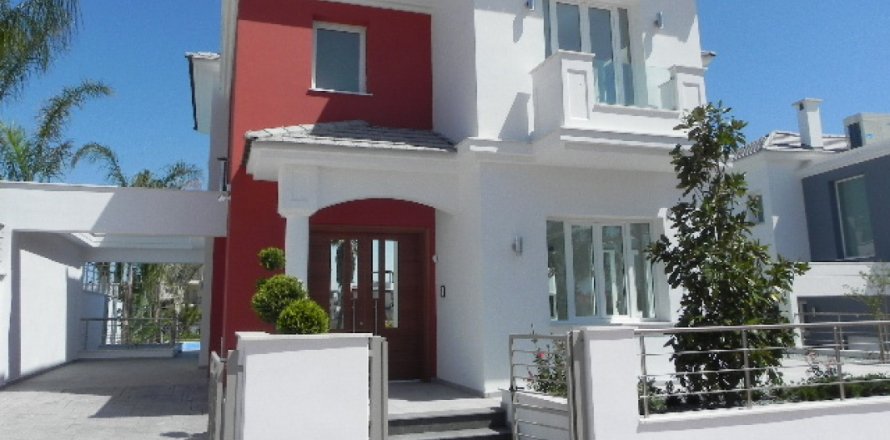 Вилла с 5 спальнями в Лимассол, Лимасол,  № 38436