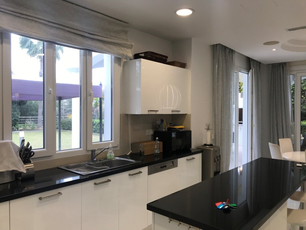 5 bedrooms Villa in Limassol, Cyprus No. 38436
