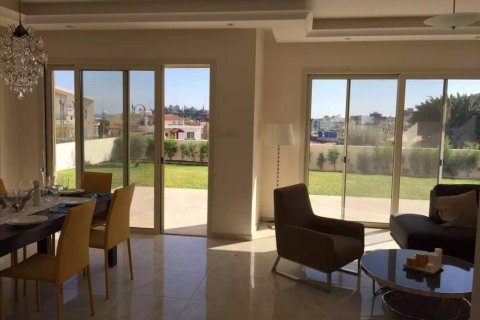 3 bedrooms Villa in Limassol,  No. 38432 5