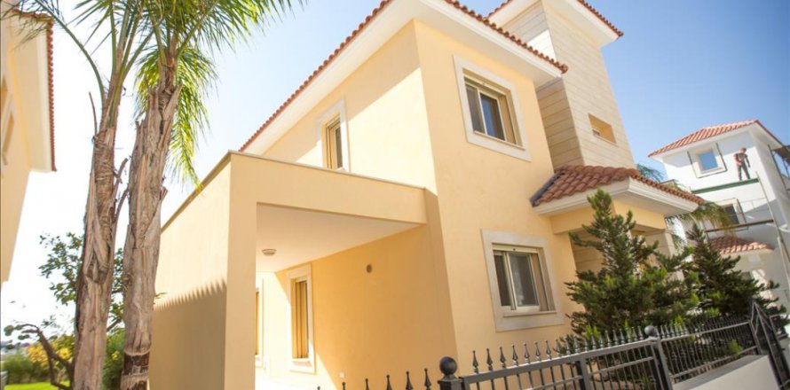 3 bedrooms Villa in Limassol,  No. 38432