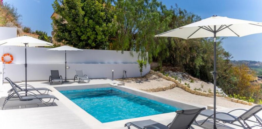 Вилла с 3 спальнями в Пафос,  № 38160