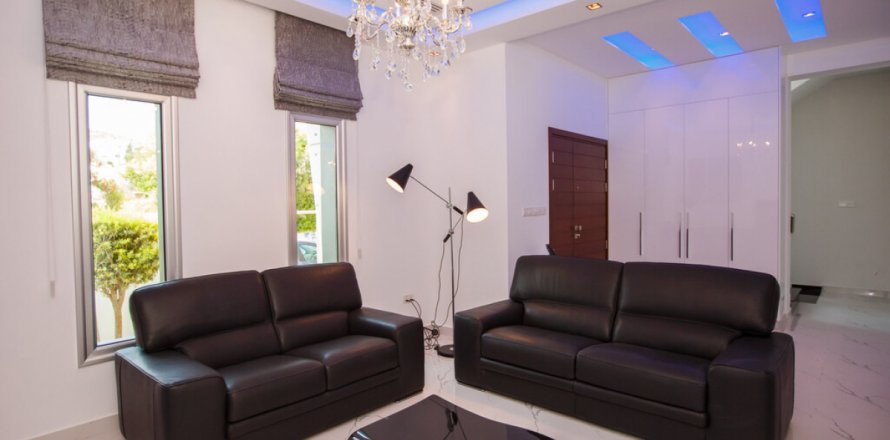 Вилла с 4 спальнями в Лимассол, Лимасол,  № 38158