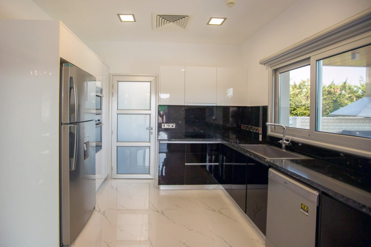 4 bedrooms Villa in Limassol, Cyprus No. 38158