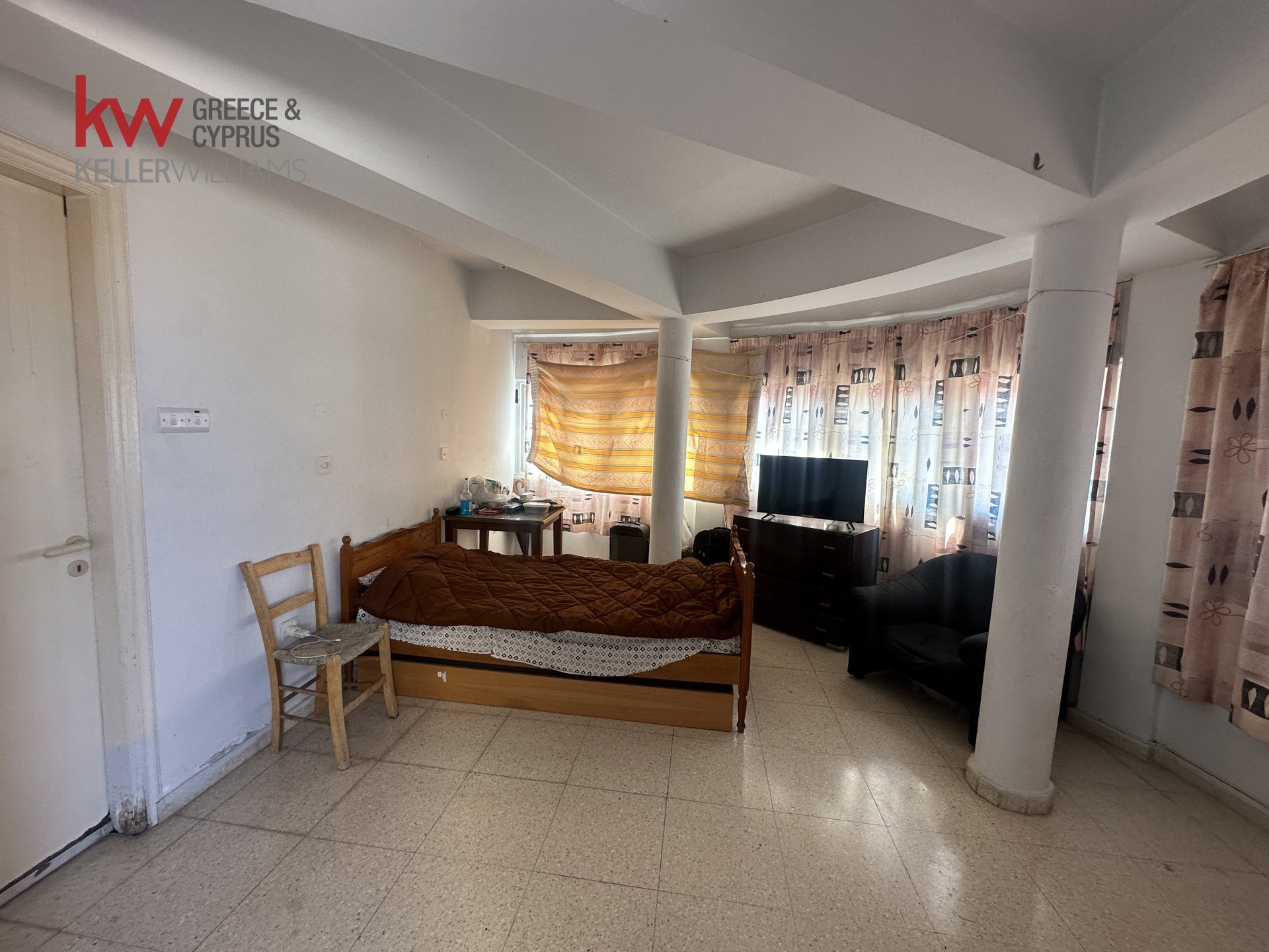8 bedrooms Commercial property in Pervolia, Larnaka, Cyprus No. 39789