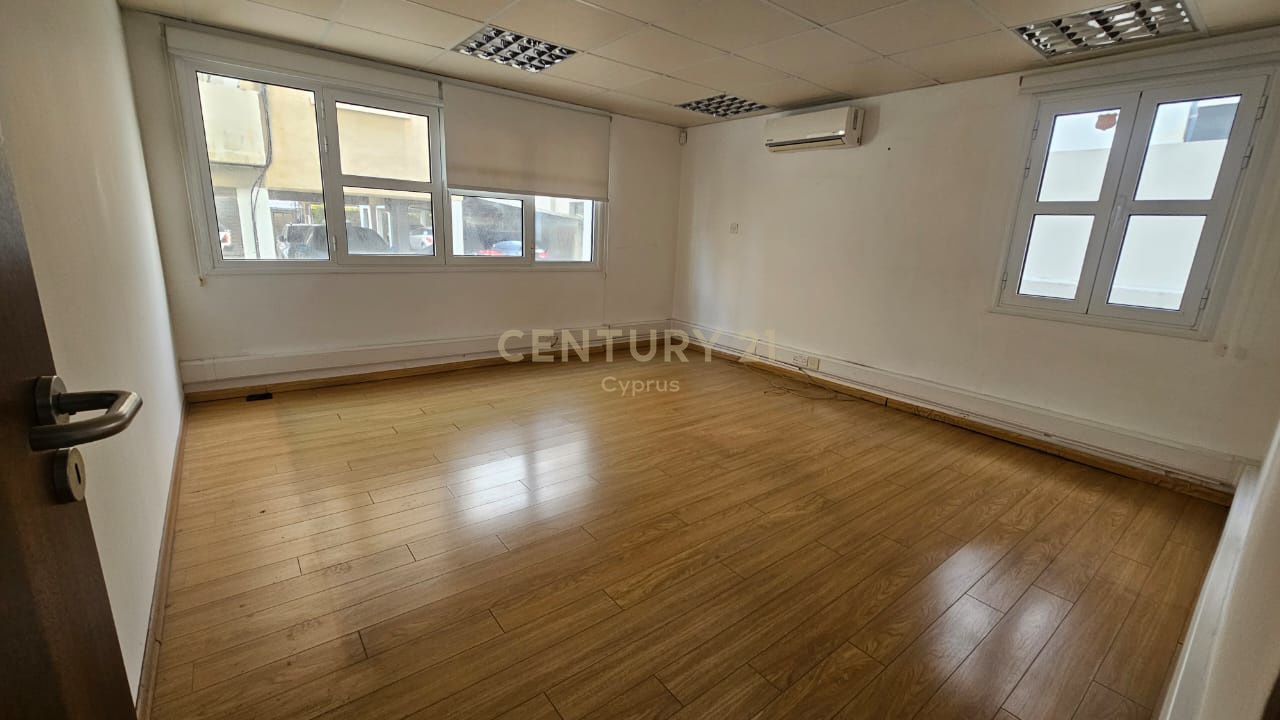 247m2 Oficina en Limassol, Chipre No. 54042