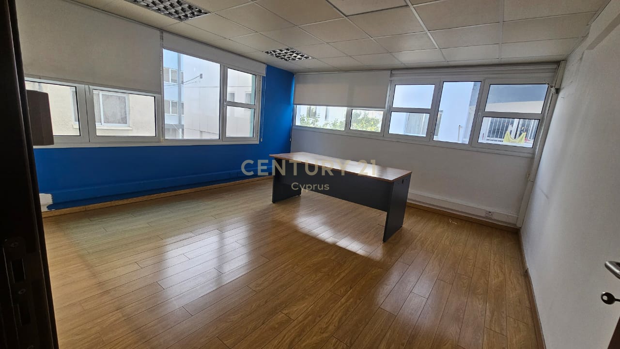 247m2 Oficina en Limassol, Chipre No. 54042