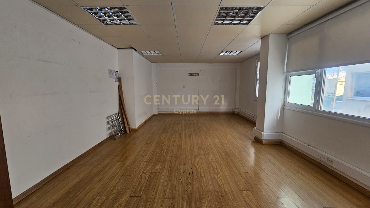 247m2 Oficina en Limassol, Chipre No. 54042