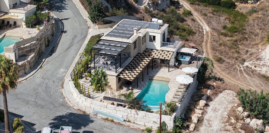 5 bedrooms Villa in Pegeia, Paphos,  No. 39079