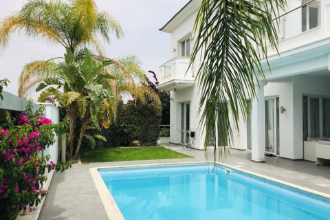4 bedrooms Villa in Limassol, No. 38467
