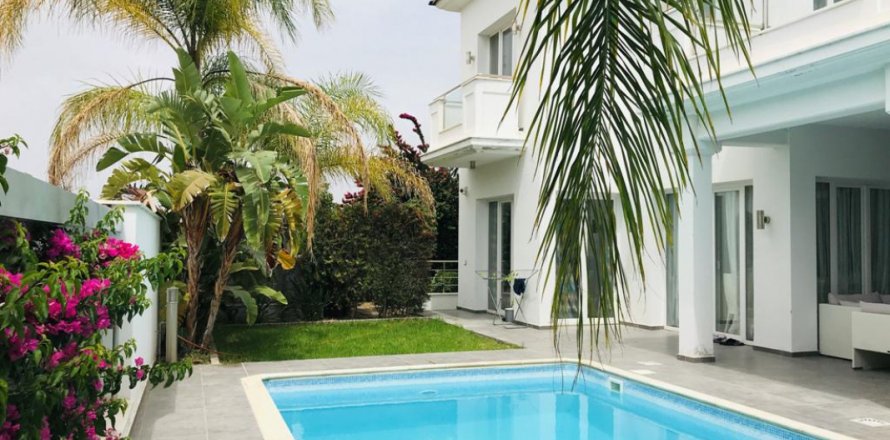 Вилла с 4 спальнями в Лимассол, Лимасол,  № 38467