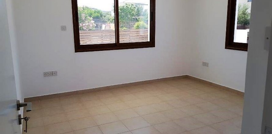 Вилла с 8 спальнями в Пафос,  № 38471