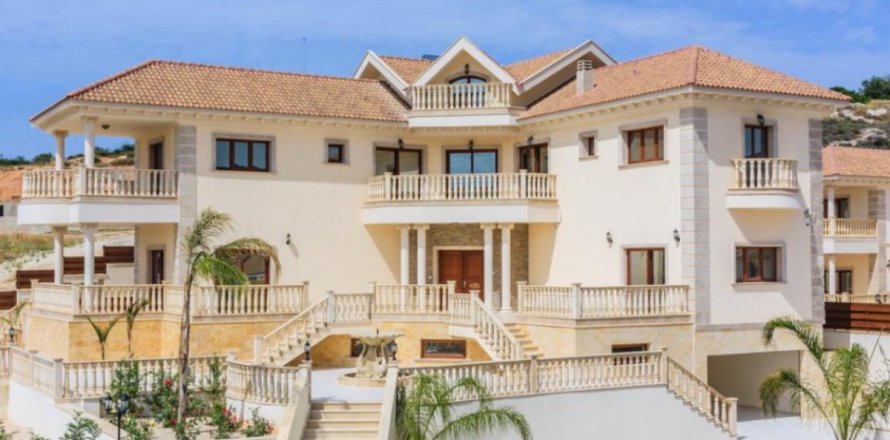 5 bedrooms Villa in Limassol,  No. 38468