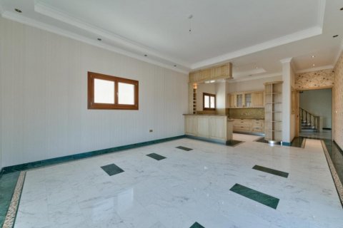 5 bedrooms Villa in Limassol,  No. 38468 4