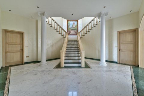 5 bedrooms Villa in Limassol,  No. 38468 3