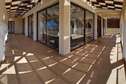 6 bedrooms Villa in Paphos,  No. 38472