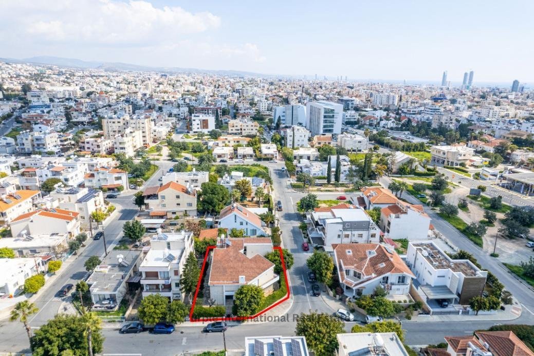 4 bedrooms Villa in Limassol, Cyprus No. 36545