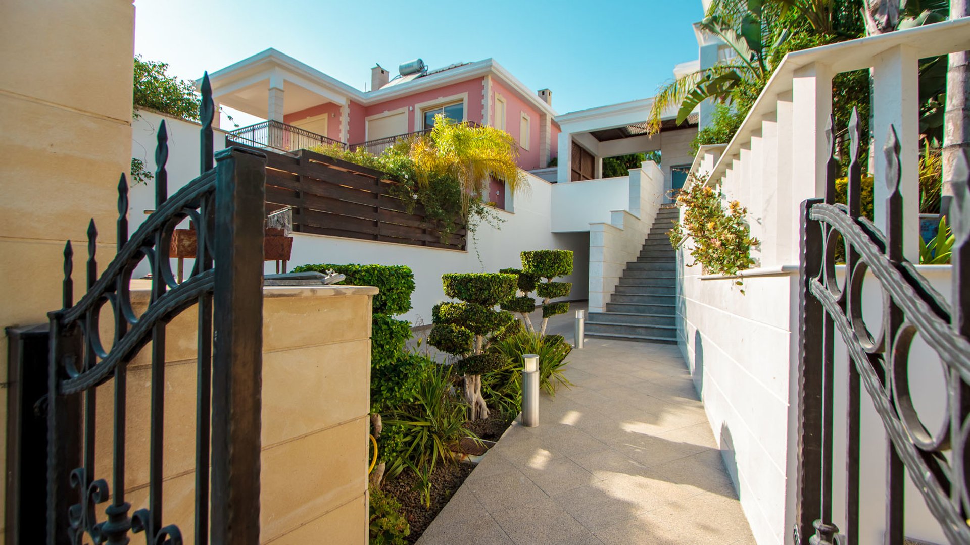 4 bedrooms Villa in Agios Tychonas, Limassol, Cyprus No. 25872