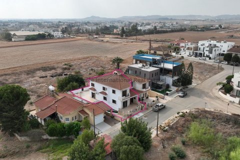 4 bedrooms Villa in Strovolos, Nicosia,  No. 37207 3