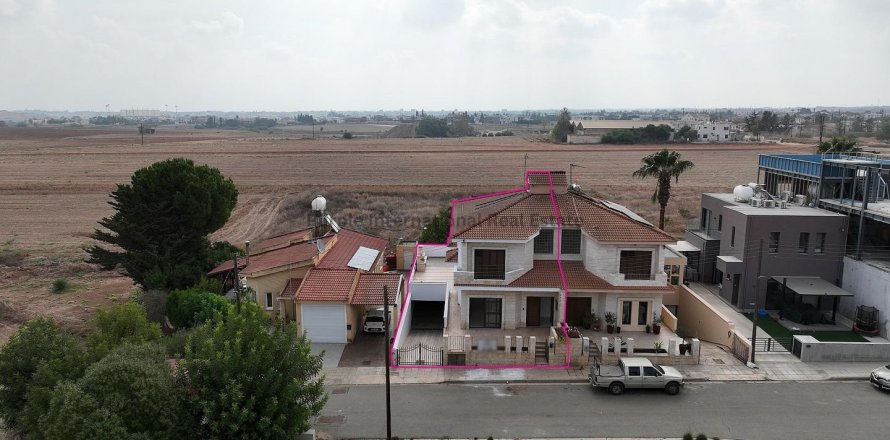 4 bedrooms Villa in Strovolos, Nicosia, No. 37207