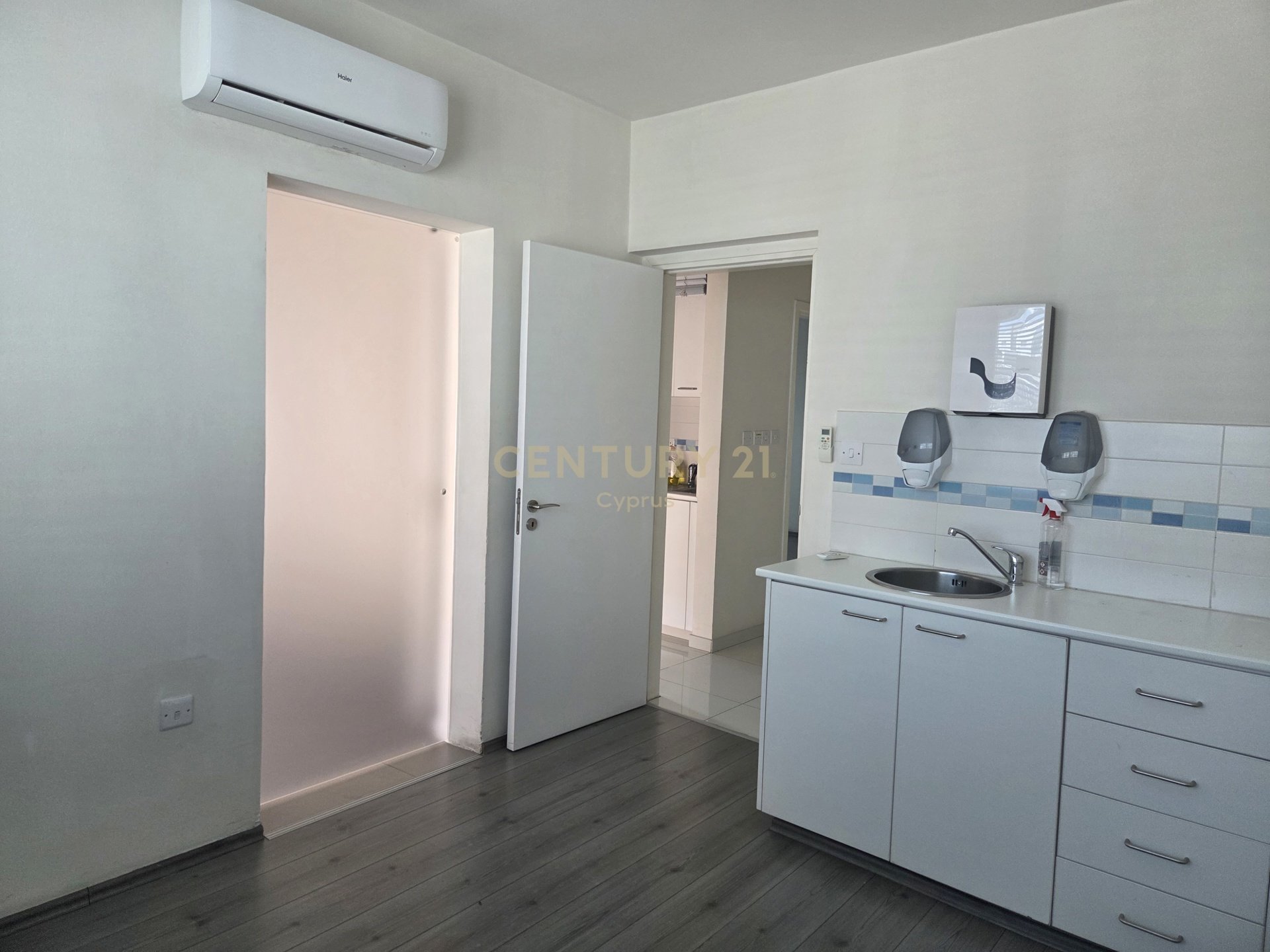 Офис 98м2 в Лимассол, Лимасол, Кипр № 58569