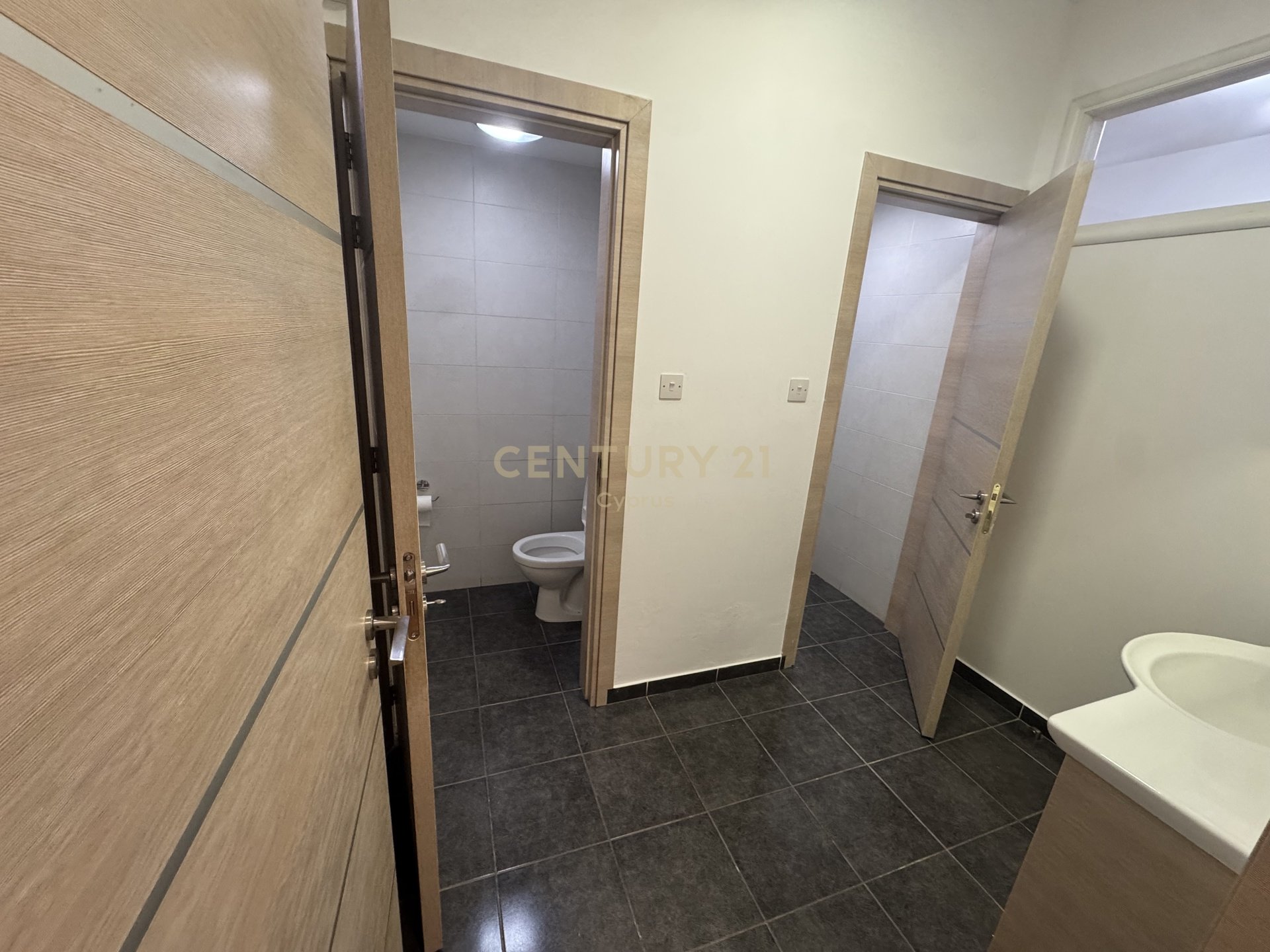 Офис 300м2 в Агиос Афанасиос, Лимасол, Кипр № 58567