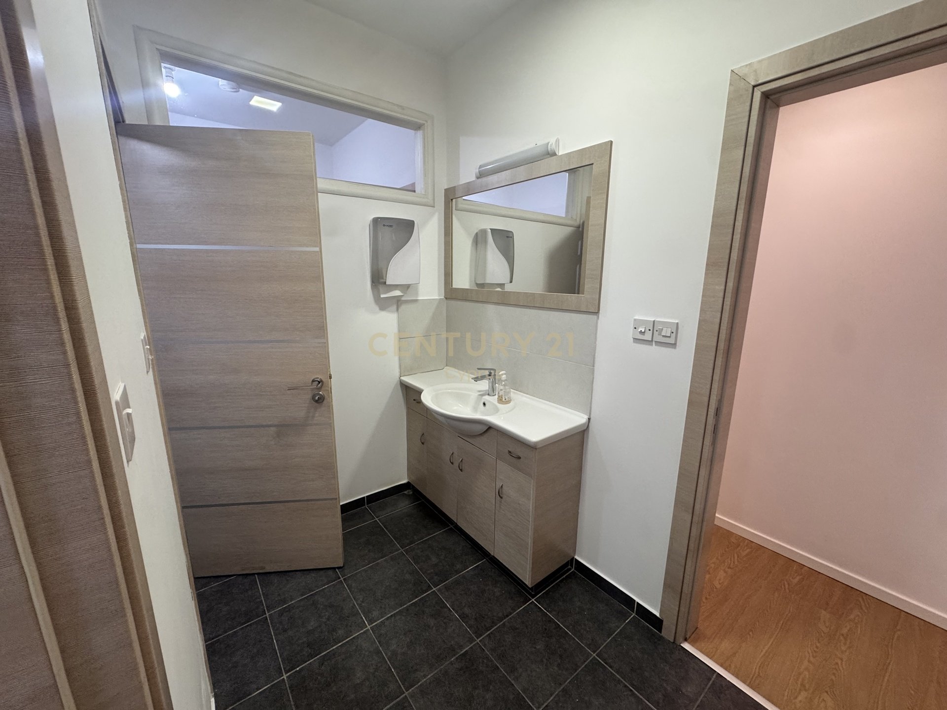 Офис 300м2 в Агиос Афанасиос, Лимасол, Кипр № 58567