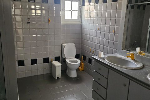 4 bedrooms Apartment in Larnaca, Larnaka,  No. 52509 4