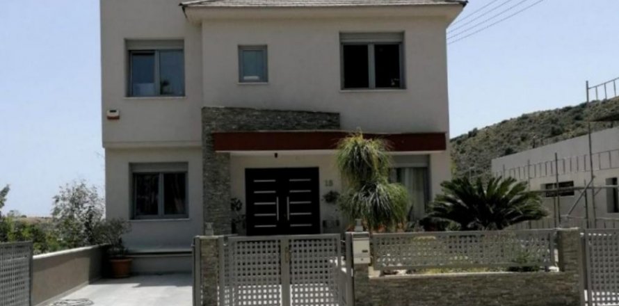 6 bedrooms Villa in Limassol, No. 38448