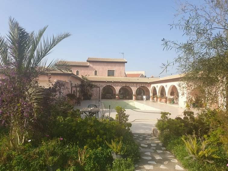 4 chambres Villa à Mosfiloti, Larnaka, Chypre No. 50965