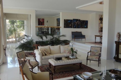 Вилла с 4 спальнями в Лимассол, Лимасол,  № 38540