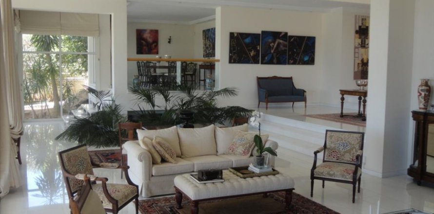 Вилла с 4 спальнями в Лимассол, Лимасол,  № 38540