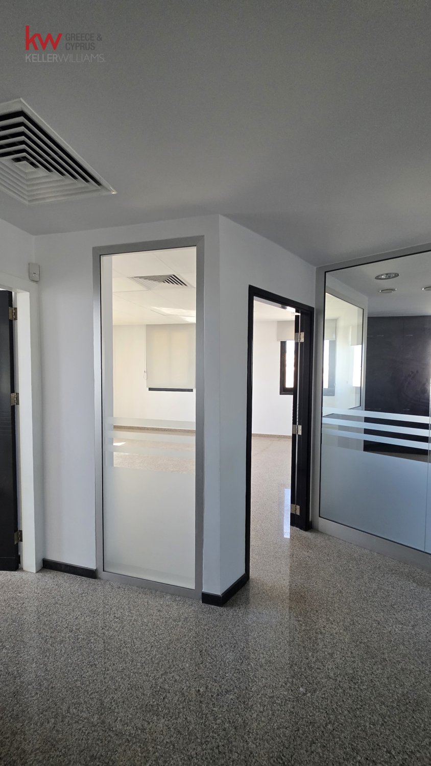 Офис 200м2 в Строволос, Никосия, Кипр № 50560