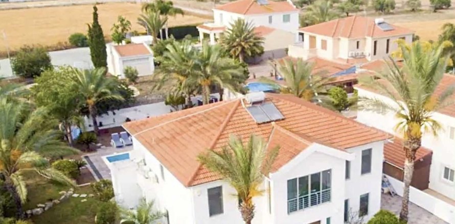 5 bedrooms Villa in Oroklini, Larnaka,  No. 39930