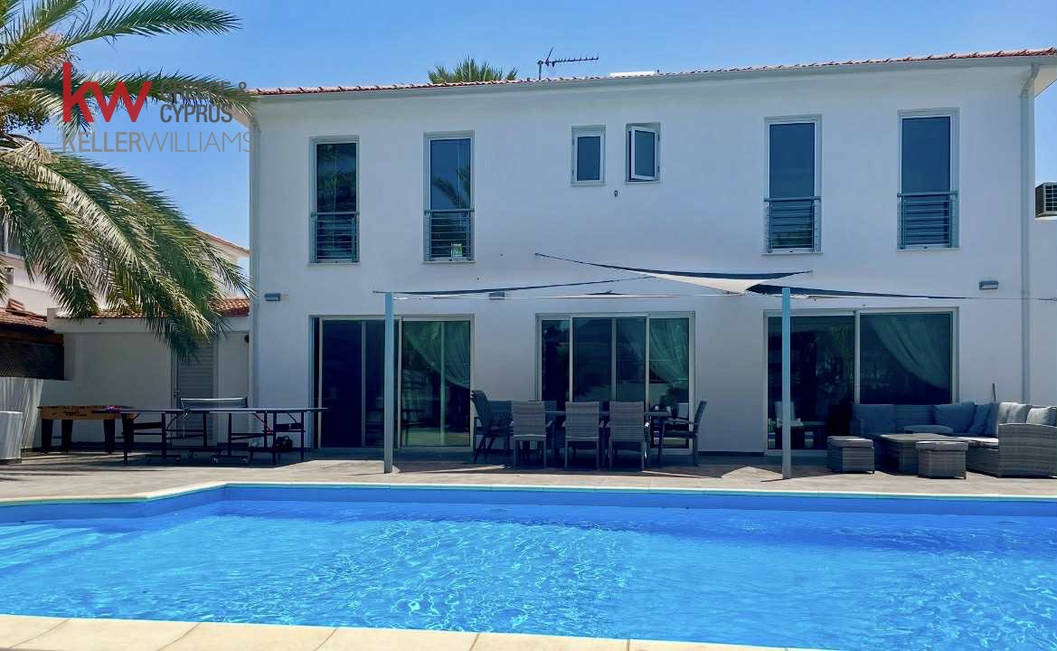 5 bedrooms Villa in Oroklini, Larnaka, Cyprus No. 39930