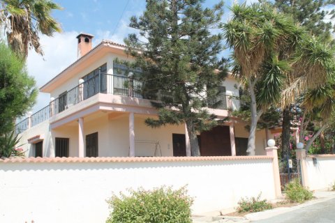 5 bedrooms Villa in Limassol,  No. 38344