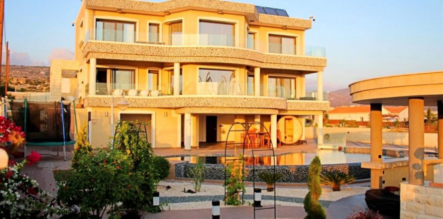 Вилла с 3 спальнями в Пафос,  № 38537