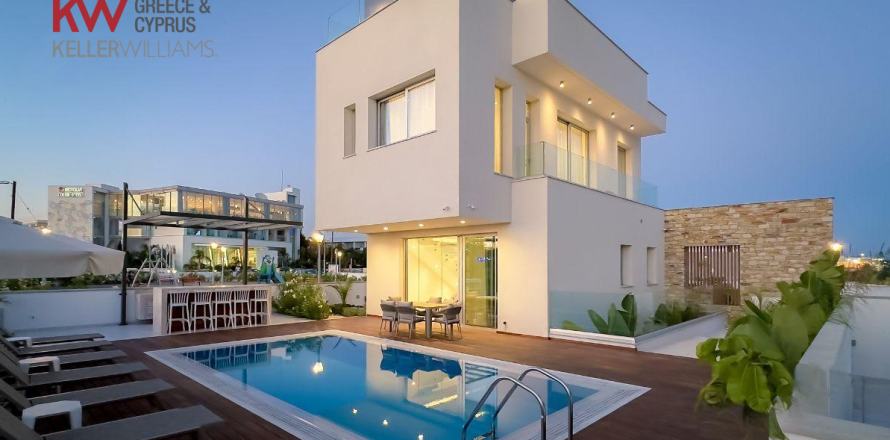 4 bedrooms Villa in Ayia Napa, Ammochostos,  No. 40472