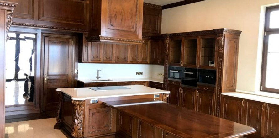 Вилла с 4 спальнями в Лимассол, Лимасол,  № 38425