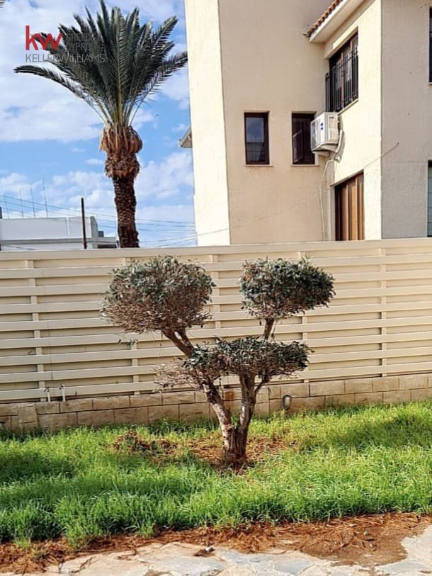 5 bedrooms Townhouse in Latsia, Nicosia, Cyprus No. 39532