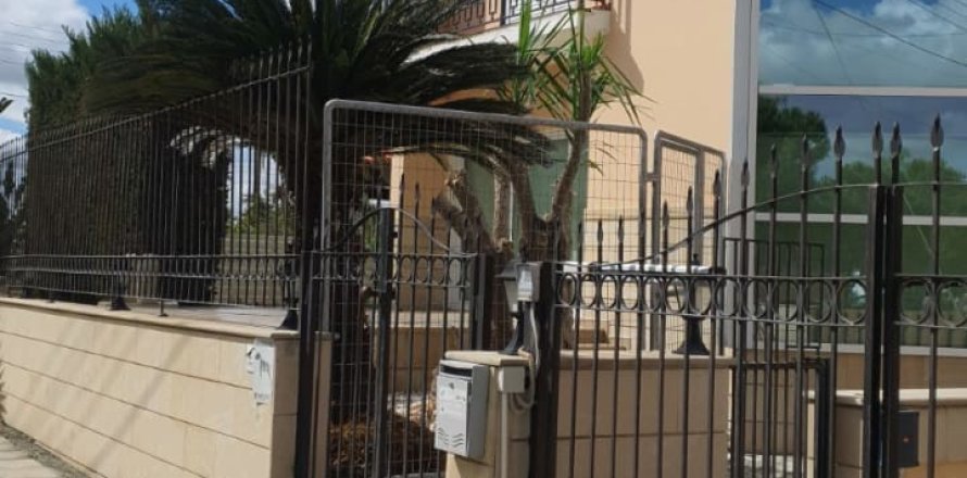 5 bedrooms Townhouse in Latsia, Nicosia,  No. 39532