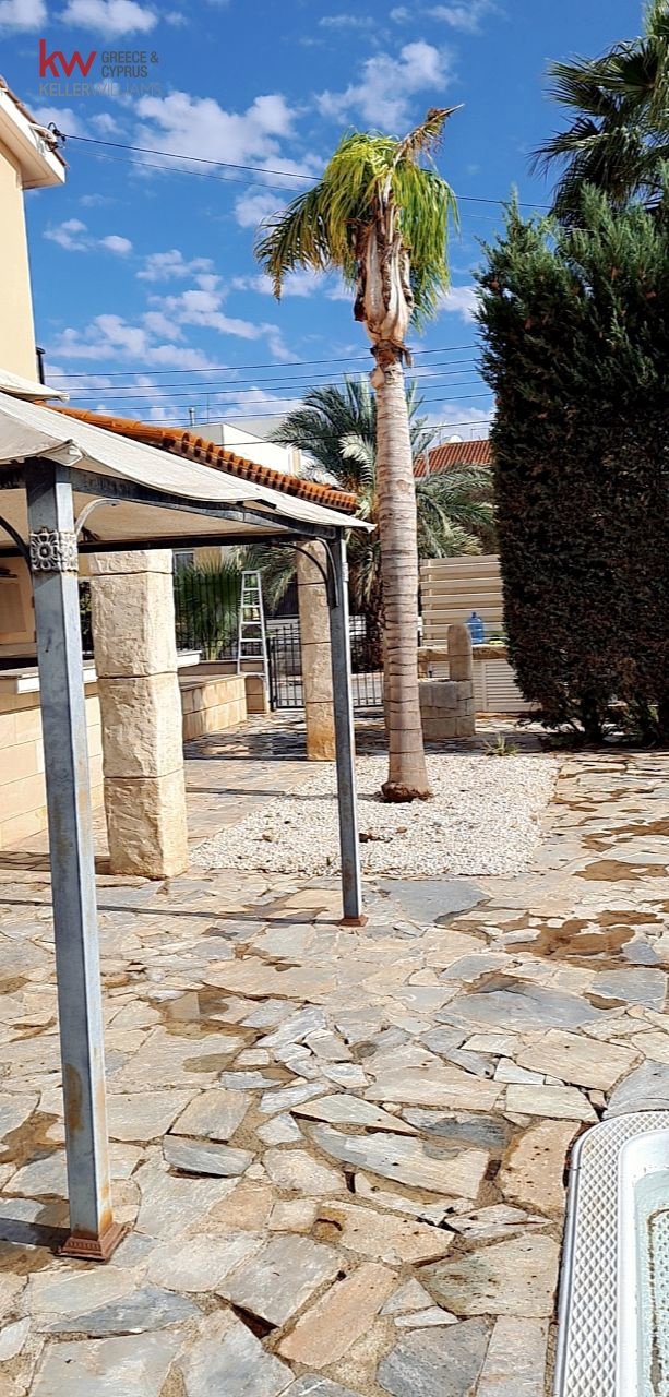 5 bedrooms Townhouse in Latsia, Nicosia, Cyprus No. 39532