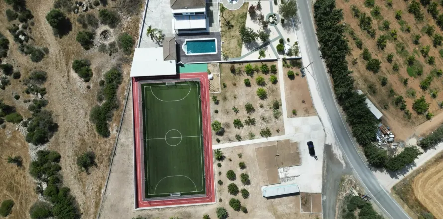 Вилла с 5 спальнями в Пафос,  № 39254