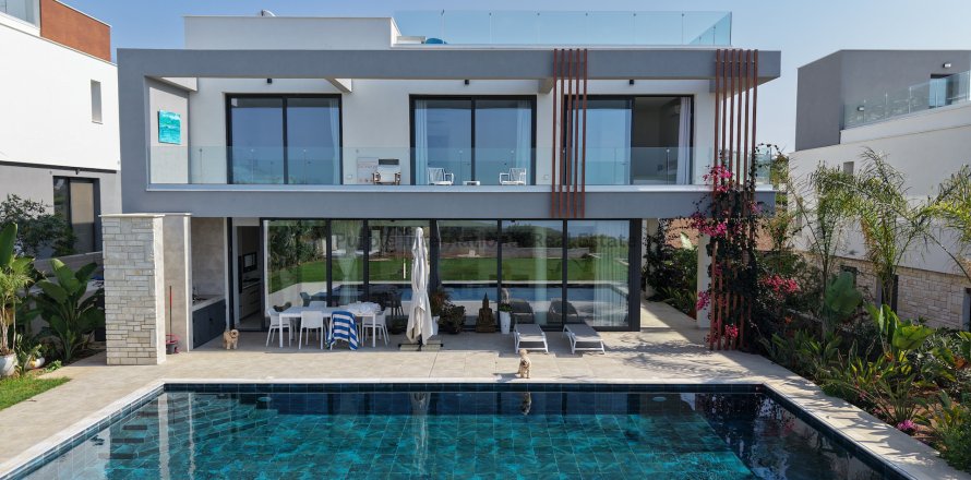 Вилла с 4 спальнями в Тала, Пафос,  № 39255