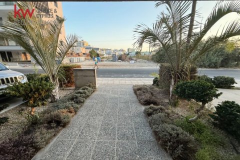 2 bedrooms Apartment in Larnaca, Larnaka,  No. 39776 3