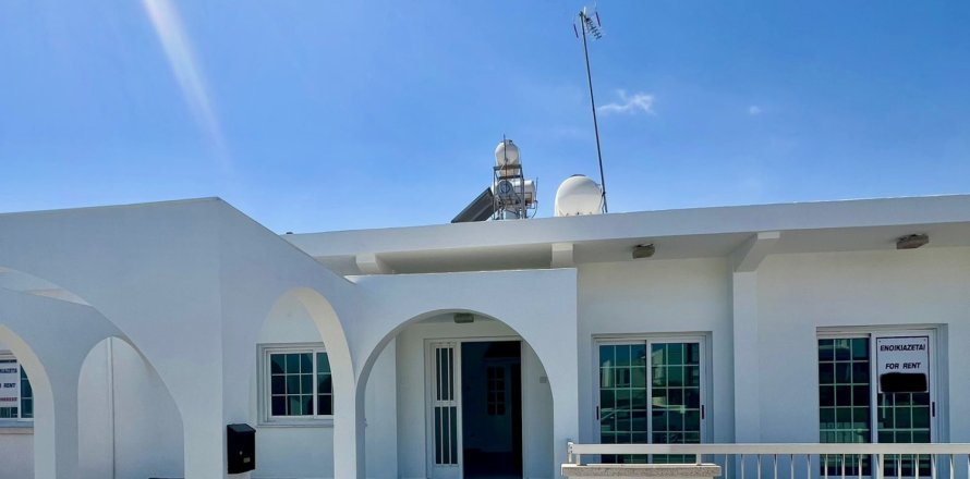 3 bedrooms Townhouse in Larnaca, Larnaka,  No. 39779