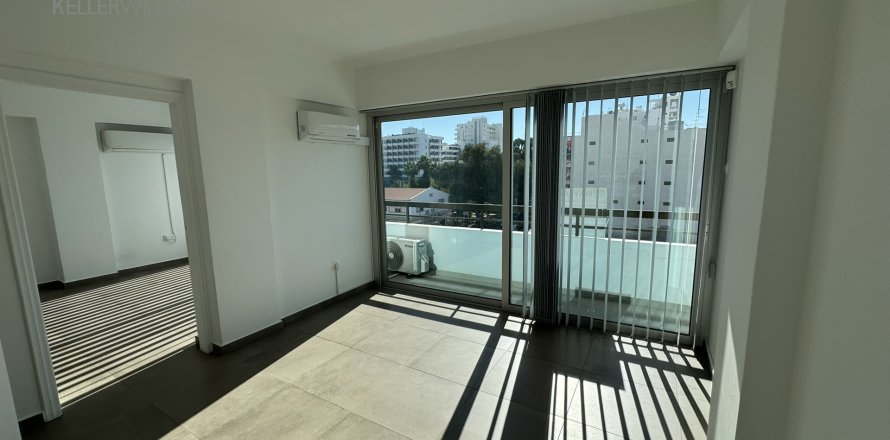 3 habitaciones Oficina en Larnaca, Larnaka,  No. 39778