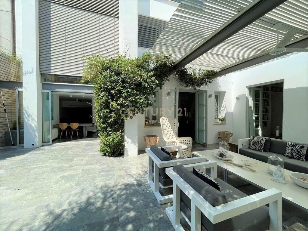 5 bedrooms Villa in Limassol, Cyprus No. 55182