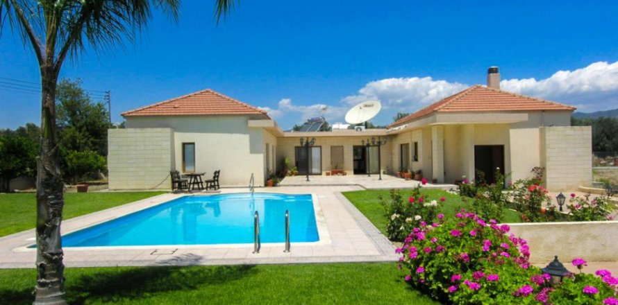 Вилла с 4 спальнями в Лимассол, Лимасол,  № 38671