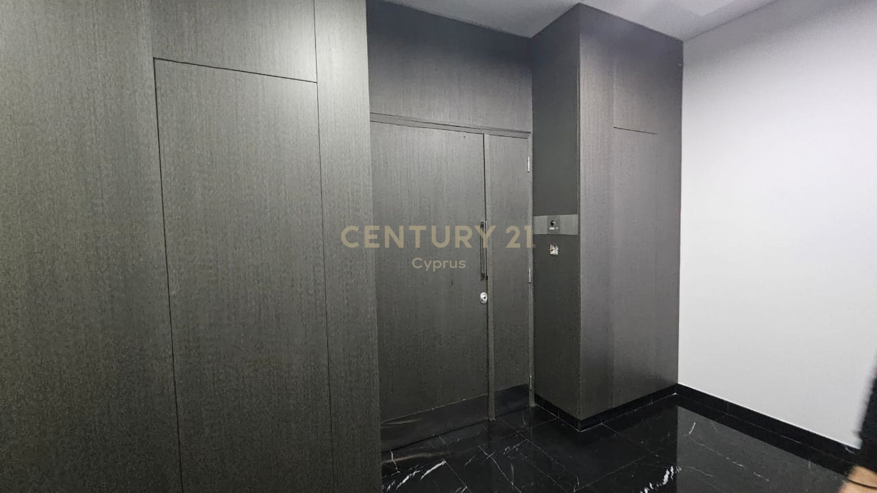 340m2 Office in Kato Polemidia, Limassol, Cyprus No. 55943