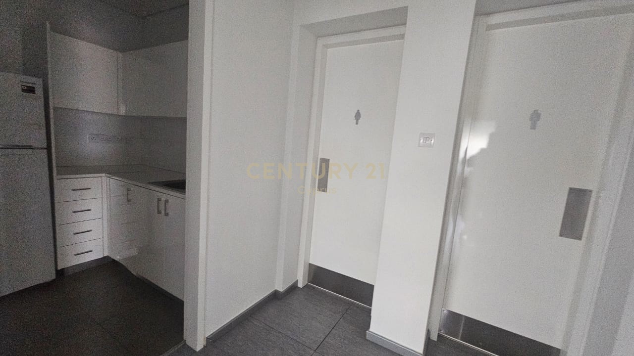 340m2 Office in Kato Polemidia, Limassol, Cyprus No. 55943